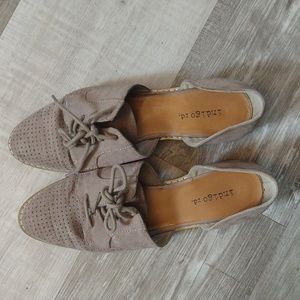 Indigo Rd light brown tan cutout flats size 7